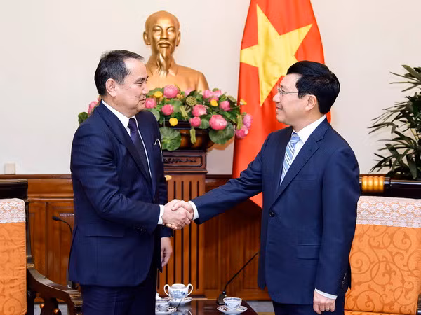 政府副总理兼外长范平明会见哈萨克斯坦副外长阿克尔别克 ảnh 1