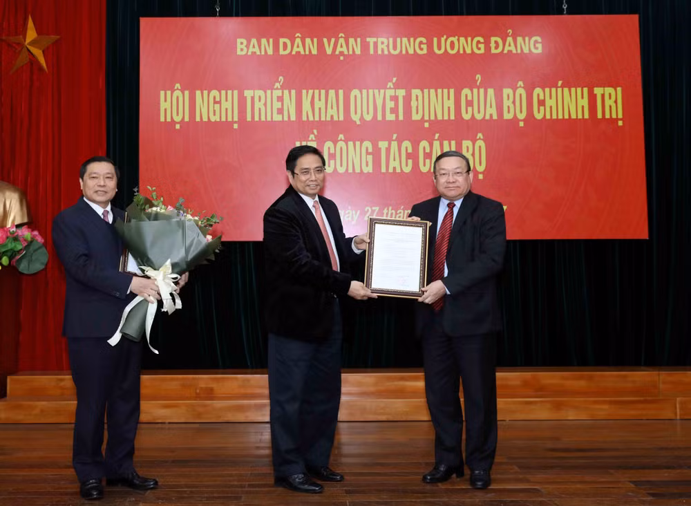 越共中央政治局关于干部工作决定正式展开 ảnh 1 越共中央政治局关于干部工作决定正式展开 ảnh 1