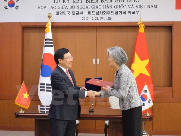 政府副总理兼外长范平明会见韩国总统和总理 同韩国外长举行会谈 ảnh 4 政府副总理兼外长范平明会见韩国总统和总理 同韩国外长举行会谈 ảnh 4