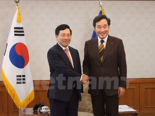 政府副总理兼外长范平明会见韩国总统和总理 同韩国外长举行会谈 ảnh 2 政府副总理兼外长范平明会见韩国总统和总理 同韩国外长举行会谈 ảnh 2