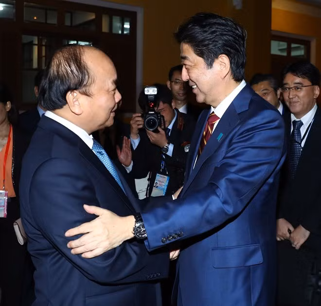 越南政府总理阮春福与日本首相安倍通电话 ảnh 1