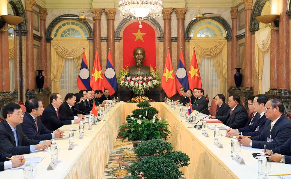越南国家主席陈大光会见老挝人民革命党中央总书记、国家主席本扬·沃拉吉 ảnh 2