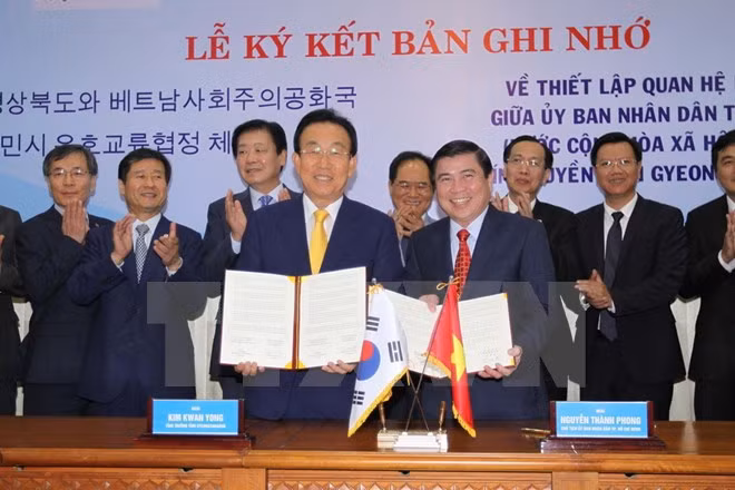 越南胡志明市与韩国庆尚北道签署建立友好合作关系的备忘录 ảnh 1