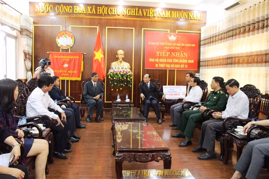 老挝色贡省向广南省灾民提供3亿越盾的援助资金 ảnh 1
