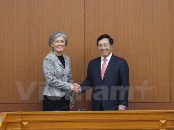 政府副总理兼外长范平明会见韩国总统和总理 同韩国外长举行会谈 ảnh 3 政府副总理兼外长范平明会见韩国总统和总理 同韩国外长举行会谈 ảnh 3