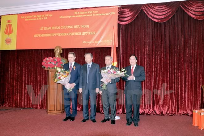 越南向俄罗斯联邦安全局领导授予友谊勋章 ảnh 1