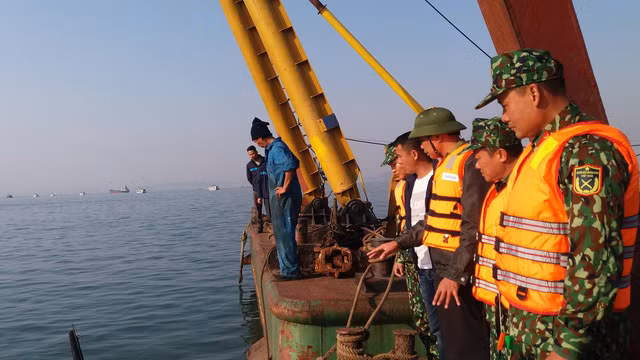 越南下龙湾驳船与游船相撞船上31名中国游客获救 ảnh 1 越南下龙湾驳船与游船相撞船上31名中国游客获救 ảnh 1