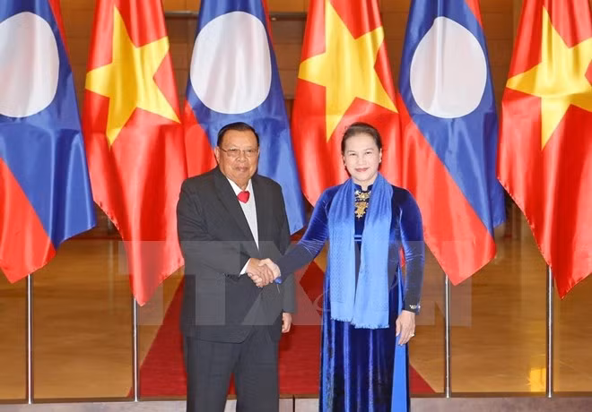 国会主席阮氏金银会见老挝人民革命党中央委员会总书记、国家主席本扬 ảnh 1