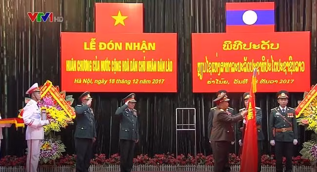 越南国防部第二总局荣获老挝一级劳动勋章 ảnh 1