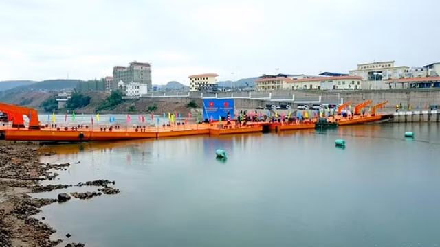 越南芒街与中国东兴临时浮桥正式通车 ảnh 1