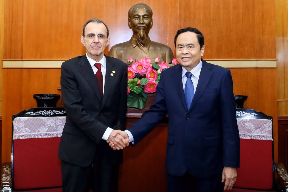 越南祖国阵线中央委员会主席陈青敏会见俄罗斯联邦社会院代表团 ảnh 2