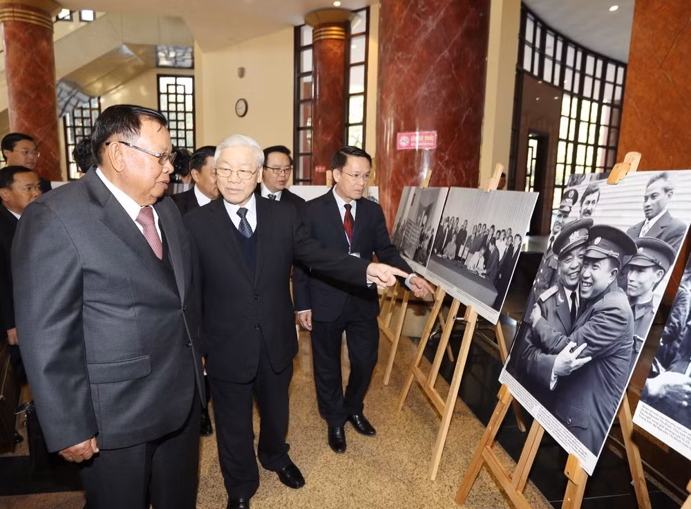 阮富仲与本扬·沃拉吉一同参观“越老特殊团结”图片展 ảnh 1