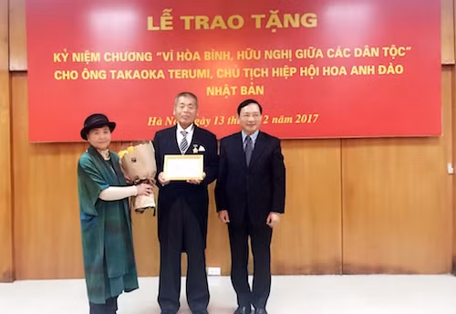 越南授予日本樱花协会主席 “致力于各民族和平与友谊”纪念章 ảnh 1