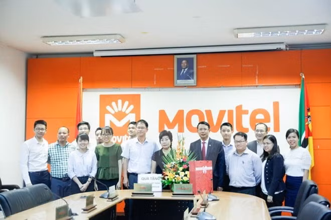 越南人民军成立73周年纪念典礼在莫桑比克和中国香港举行 ảnh 2 越南人民军成立73周年纪念典礼在莫桑比克和中国香港举行 ảnh 2