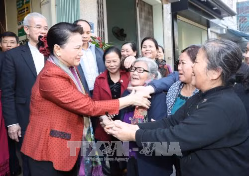 越南国会主席阮氏金银圣诞节前走访清化省教区 ảnh 3