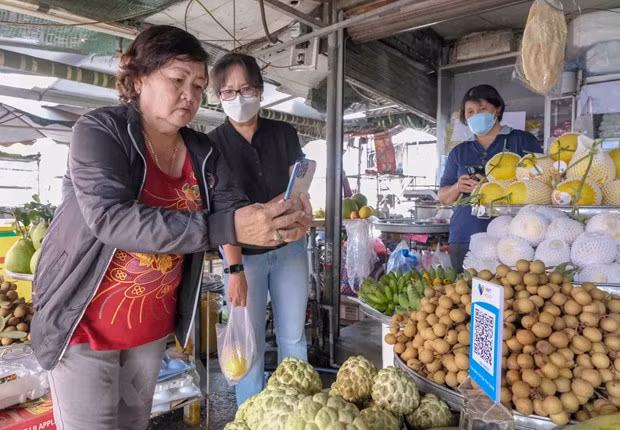 芹苴市推出首个非现金支付农贸市场 ảnh 1