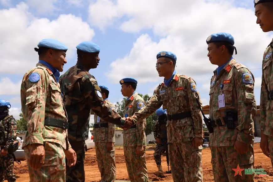越南一号工兵队在阿卜耶伊举行见面会 庆祝越南第77个国庆日 ảnh 1