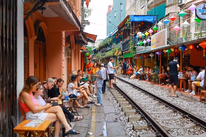 河内将吊销所有铁路咖啡经营户的经营许可证 坚持把游客安全放在第一位 ảnh 2