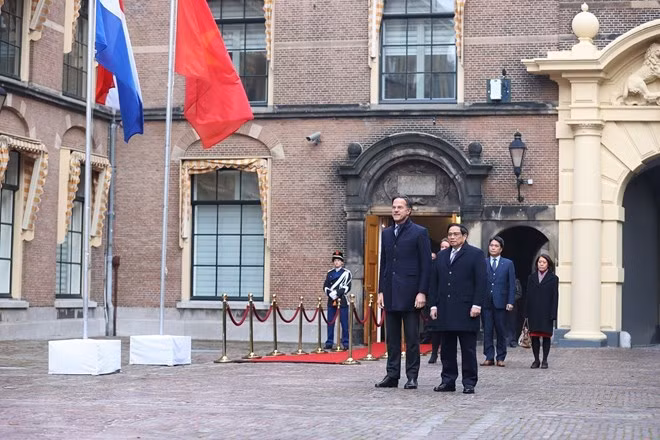 越南政府总理范明政访问荷兰 欢迎仪式在荷兰首相马克·吕特的主持下举行 ảnh 1