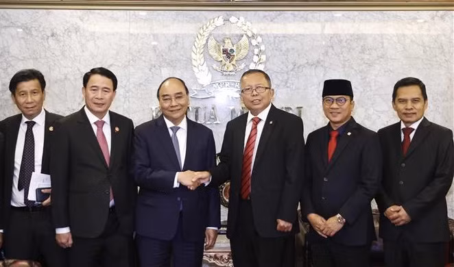 越南国家主席阮春福会见印尼国会议长普安和印尼人民协商会议代主席阿舒尔 ảnh 2