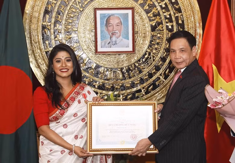 越南为３名孟加拉国公民颁奖 ảnh 1