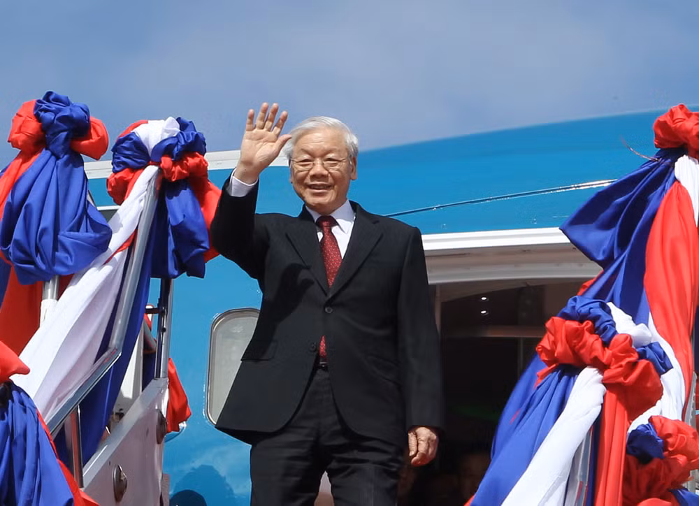 越共中央总书记阮富仲会见老挝国会主席巴妮·雅陶都 ảnh 1