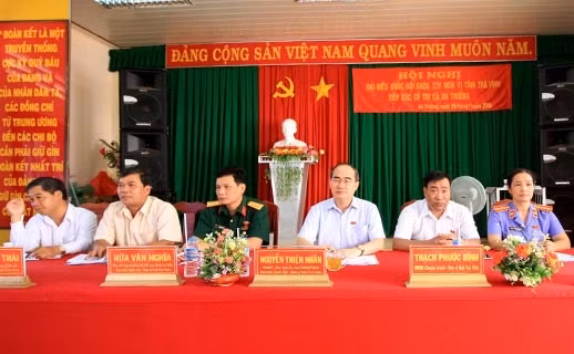 越南祖国阵线中央委员会主席阮善仁会见茶荣省选民 ảnh 1