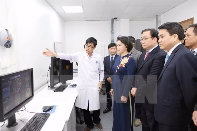 国会主席阮氏金银出席河内消化科与高科技中心揭牌仪式 ảnh 1