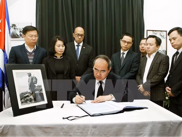越南祖国阵线中央委员会主席阮善仁吊唁菲德尔·卡斯特罗·鲁斯 ảnh 1