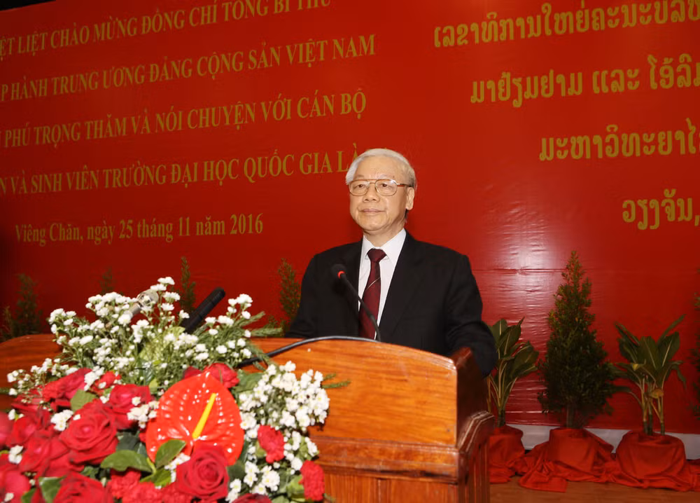 越共中央总书记阮富仲在老挝国家大学发表重要讲话 ảnh 1