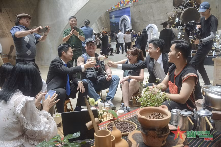  “世界咖啡发展史”专题展在得乐省盛大开展 ảnh 2