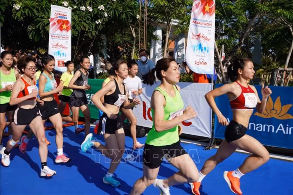 2023年《前锋报》长跑和马拉松锦标赛吸引4000多名运动员参赛 ảnh 1