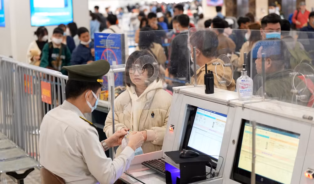 广宁省云屯机场试行生物识别技术帮助旅客实现自助登机 ảnh 1