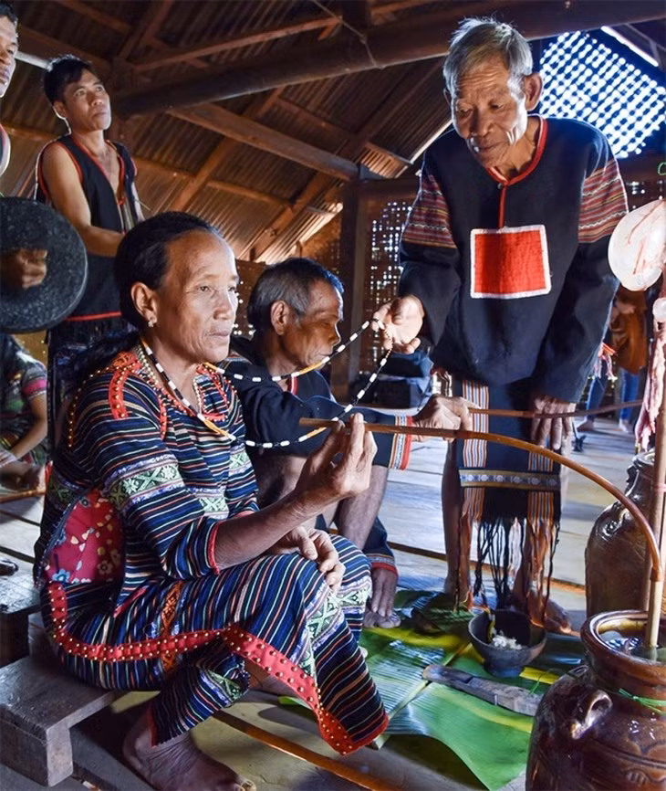 莫侬族人具有意义的习俗——祝寿仪式 ảnh 1