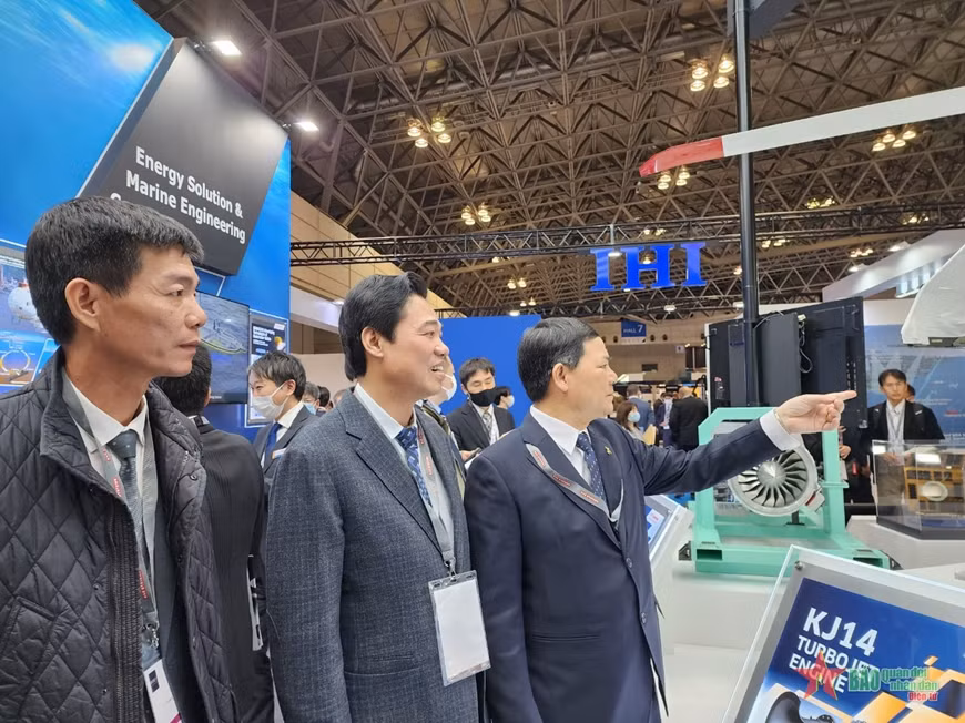 越南国防部代表团出席2023年日本东京军警防务展览会 ảnh 1