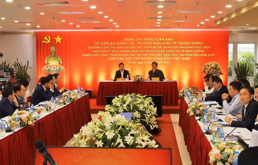 建议越共中央政治局为石油产业颁布新战略方向 ảnh 1 建议越共中央政治局为石油产业颁布新战略方向 ảnh 1