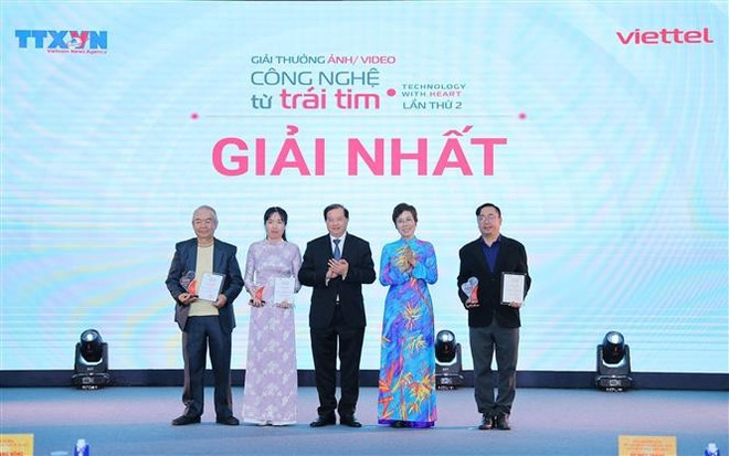 32个作品荣获第二届“科技从心出发”奖 vna-potal-le-trao-giai-thuong-cong-nghe-tu-trai-tim-lan-thu-2-8357807.jpg