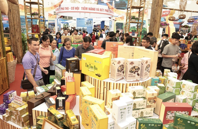观众在博览会上参观、选购商品。图自 越通社 vna-potal-rat-dong-du-khach-den-voi-hoi-cho-mua-thu-2025-8364477.jpg