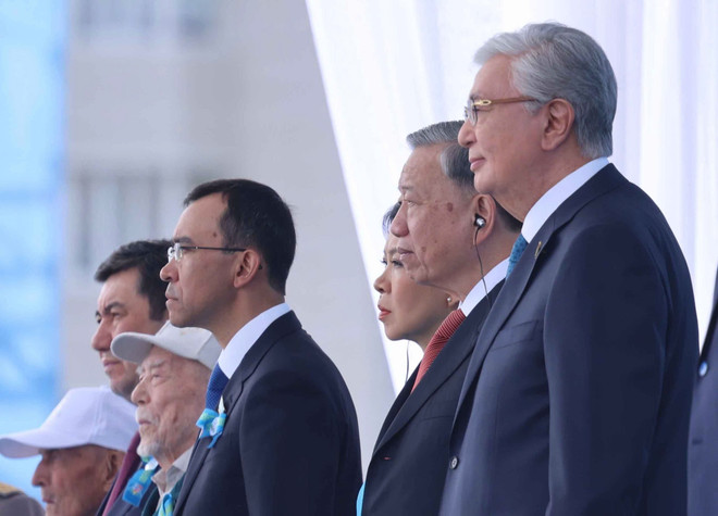 越共中央总书记苏林与哈萨克斯坦总统卡西姆若马尔特•托卡耶夫一同出席了阅兵仪式。图自 越通社 anh-3-avatar.jpg