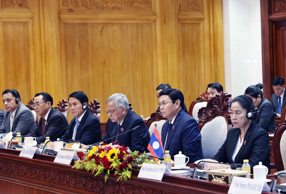 老挝国会主席赛宋蓬·丰威汉在会谈中发表讲话。图自越通社