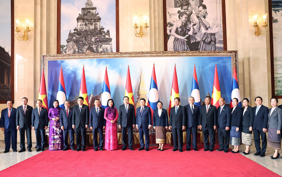 越南国会主席陈青敏同老挝国会主席赛宋蓬·丰威汉举行会谈。图自越通社