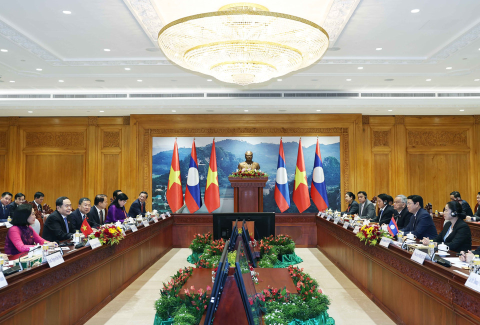 越南国会主席陈青敏同老挝国会主席赛宋蓬·丰威汉举行会谈。图自越通社