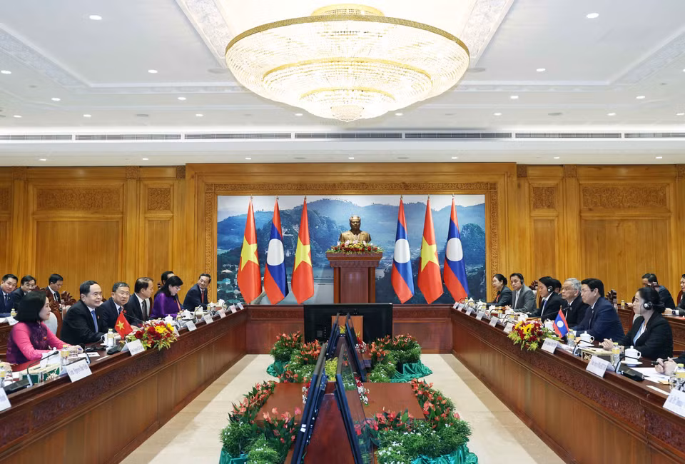 越南国会主席陈青敏同老挝国会主席赛宋蓬·丰威汉举行会谈。图自越通社