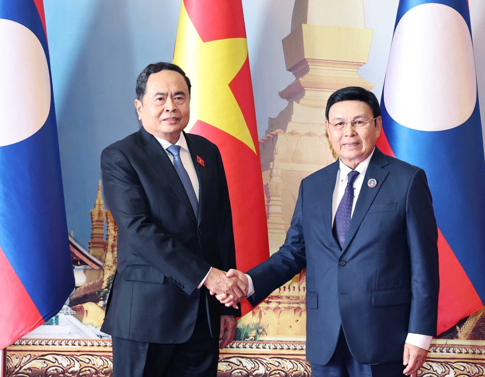 越南国会主席陈青敏同老挝国会主席赛宋蓬·丰威汉举行会谈。图自越通社