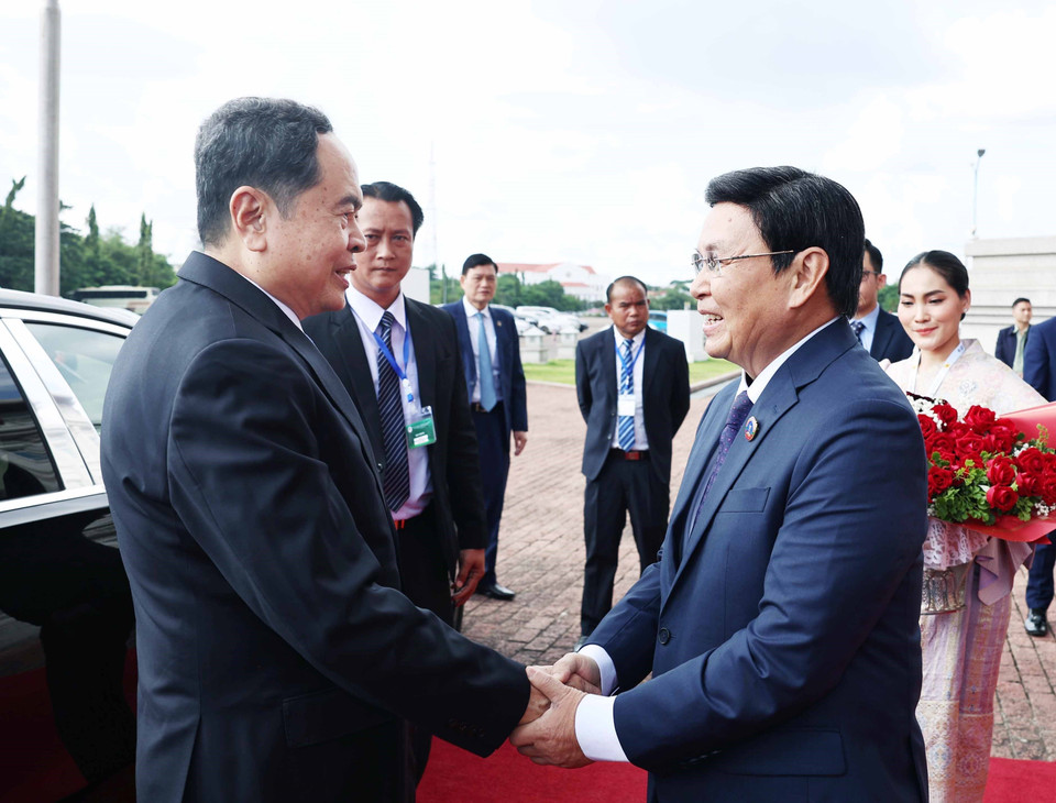 老挝国会主席赛宋蓬·丰威汉欢迎越南国会主席陈青敏和越南高级代表团到访。图自越通社