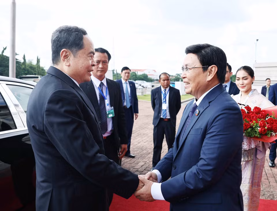 老挝国会主席赛宋蓬·丰威汉欢迎越南国会主席陈青敏和越南高级代表团到访。图自越通社