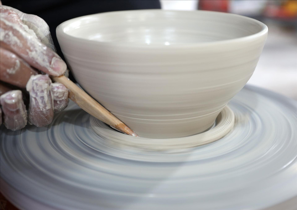 边和陶瓷之所以比其他地方更有名，正是因为它的质量和款式。图自越通社/越南画报