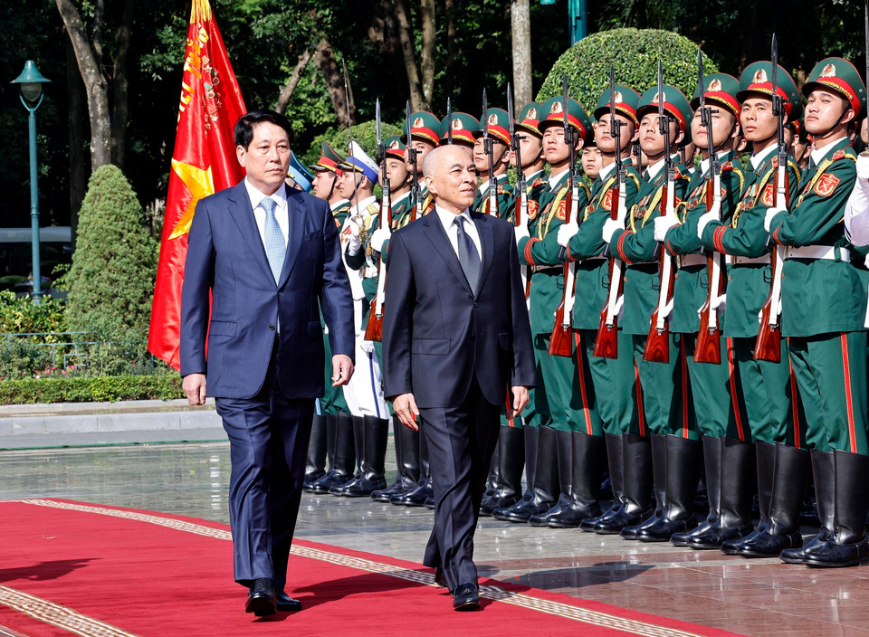 越南国家主席梁强和柬埔寨国王诺罗敦·西哈莫尼检阅越南人民军仪仗队。图自越通社