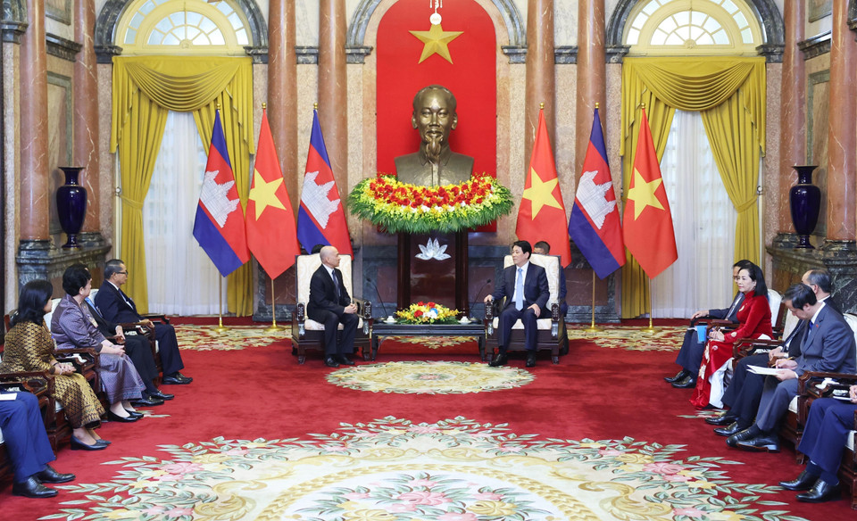 越南国家主席梁强会见柬埔寨国王诺罗敦·西哈莫尼。图自越通社