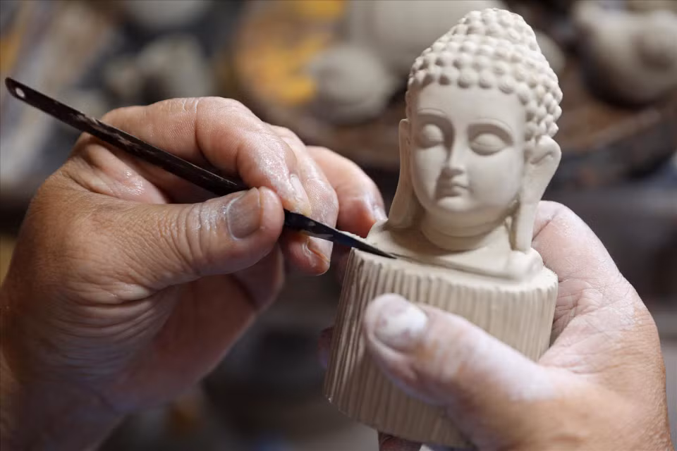 精美的陶瓷产品需要工匠们的精湛技艺。图自越通社/越南画报